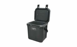 YETI Roadie 24 25 YETI Roadie 24 -Atlanta Grill Company Shop 200259 Roadie 24 Campaign Website Assets Charcoal Quarter Open 1680x1204 1