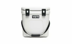 YETI Roadie 24 30 YETI Roadie 24 -Atlanta Grill Company Shop 200259 Roadie 24 Campaign Website Assets White Front Handle Down 1680x1204 1
