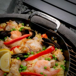 Kamado Joe KARBON STEEL™ Paella Pan 12 Kamado Joe KARBON STEEL™ Paella Pan -Atlanta Grill Company Shop KJ15124722 07 CloseUpFood