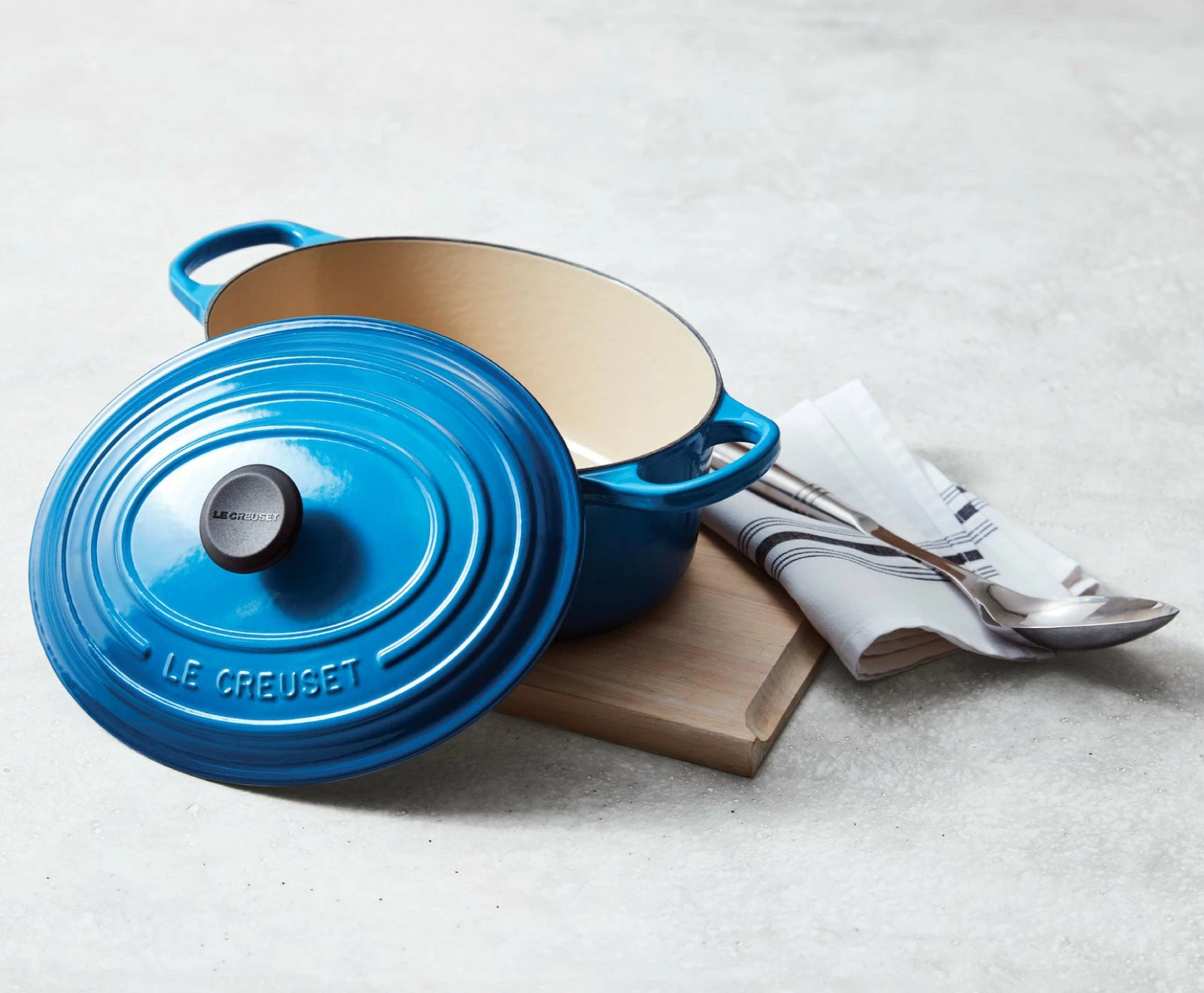 Le Creuset Oval Dutch Oven 6 3/4 Qt. 4 Le Creuset Oval Dutch Oven 6 3/4 Qt. - Image 2