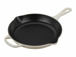 Le Creuset Signature Skillet - 10 1/4" 17 Le Creuset Signature Skillet - 10 1/4" -Atlanta Grill Company Shop rs9075 ls2024 26716 lpr lecreuset